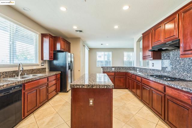2665 Torrey Pines Dr, Brentwood CA: https://media.crmls.org/mediaz/bcef53cd-5110-4acd-9f3a-246fc10e54c5.jpg