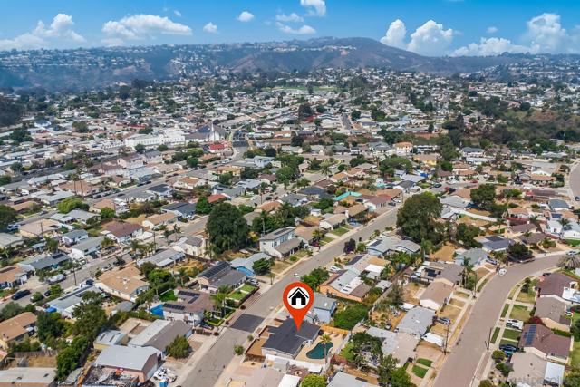 3366 Neosho Pl, San Diego CA: https://media.crmls.org/mediaz/bcf126fe-91b4-424e-b570-92c9a68fb492.jpg