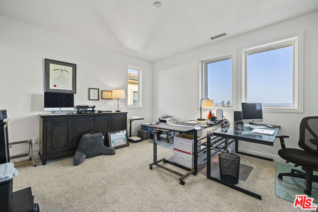 20162 W Cromwell Way, Porter Ranch CA: https://media.crmls.org/mediaz/bcf253ea-2e50-42be-9b06-e4434a2493b7.jpg
