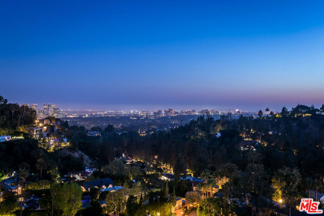 9406 Lloydcrest Drive, Beverly Hills CA: https://media.crmls.org/mediaz/bcf2d4db-9e42-43fa-b97b-80bdf7335e74.jpg
