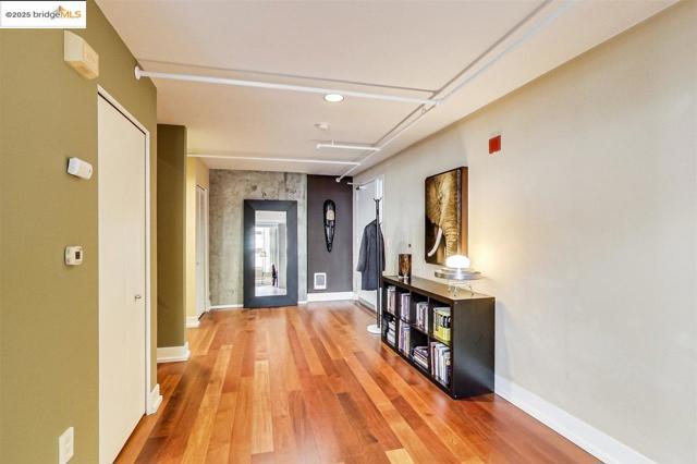 311 Oak St, Oakland CA: https://media.crmls.org/mediaz/bcf2e2cd-8a5e-4c57-843e-73675a87ab99.jpg