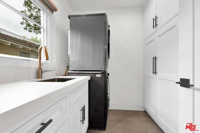 602 S Lucerne Boulevard, Los Angeles CA: https://media.crmls.org/mediaz/bcf2e49d-484e-42ab-a282-392f0041c1ed.jpg