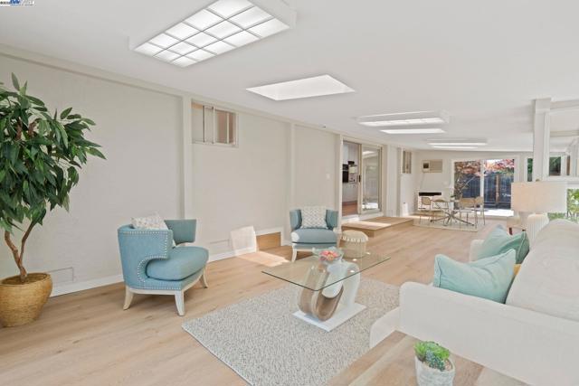 2371 Mallard Dr, Walnut Creek CA: https://media.crmls.org/mediaz/bcf32f10-6e3b-4da2-929f-c0a97410e198.jpg