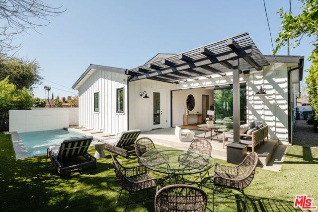 5328 Allott Avenue, Sherman Oaks CA: https://media.crmls.org/mediaz/bcf7e020-95cb-49b5-b762-c275251d1b6f.jpg