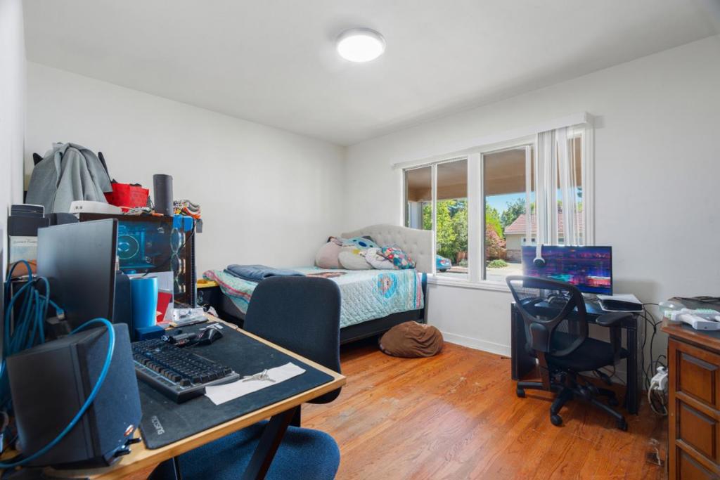 https://media.crmls.org/mediaz/bcf7e6ca-a50e-4d6e-beff-4795c0d06061.jpg?preset=X-Large