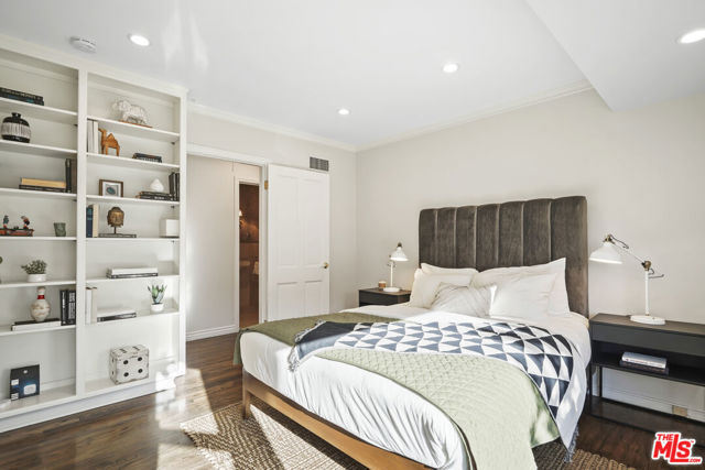 6002 Jumilla Avenue, Woodland Hills CA: https://media.crmls.org/mediaz/bcf96552-d1b7-4b09-b2b7-909d8760be38.jpg