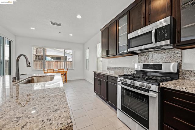 18499 Lewiston Dr, Lathrop CA: https://media.crmls.org/mediaz/bcfa3f23-6628-4e5c-b611-26e3db65434e.jpg