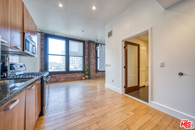 460 S SPRING Street, Los Angeles CA: https://media.crmls.org/mediaz/bcfa6769-bcff-4b64-8b9d-414f20a3cd47.jpg