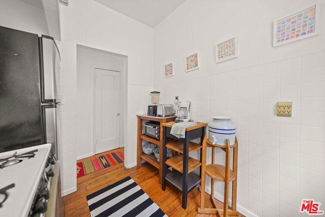 236 S 5th Avenue, Venice CA: https://media.crmls.org/mediaz/bcfab42c-85dc-405b-8083-1ffc97a781b3.jpg