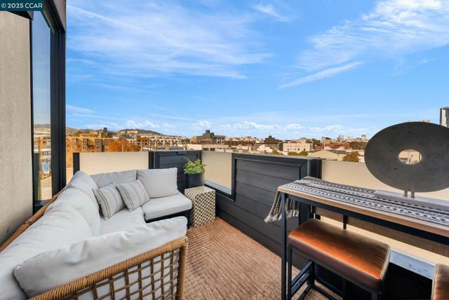 1515 15Th St, San Francisco CA: https://media.crmls.org/mediaz/bcfb2893-c518-45ac-8ce6-611e1fb8a57a.jpg