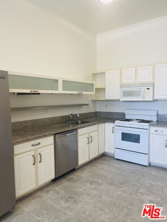 1912 Broadway, Santa Monica CA: https://media.crmls.org/mediaz/bcfb468e-856a-4872-9f72-168a1f1b47da.jpg