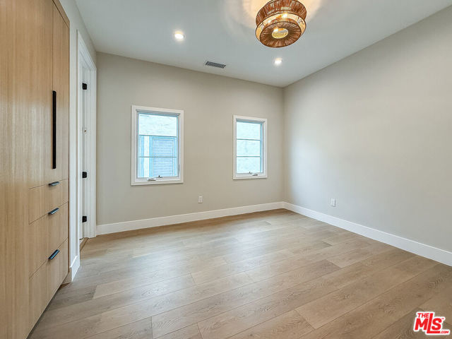 150 N Arnaz Drive, Beverly Hills CA: https://media.crmls.org/mediaz/bcfc41bb-1cf8-4628-be8b-b77369df0e92.jpg