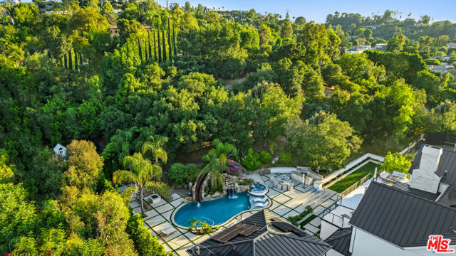 18762 Wells Drive, Tarzana CA: https://media.crmls.org/mediaz/bcfcccfc-a8f2-4886-84b4-6f97d6b8e144.jpg