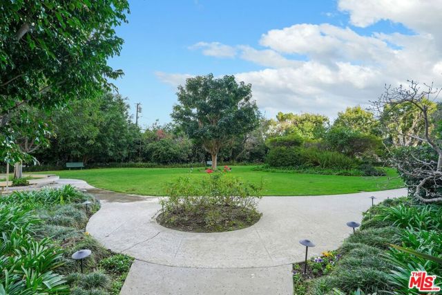 2170 Century Park East,  CA: https://media.crmls.org/mediaz/bcfcf3d9-57cf-49eb-85e2-65aed947f30b.jpg