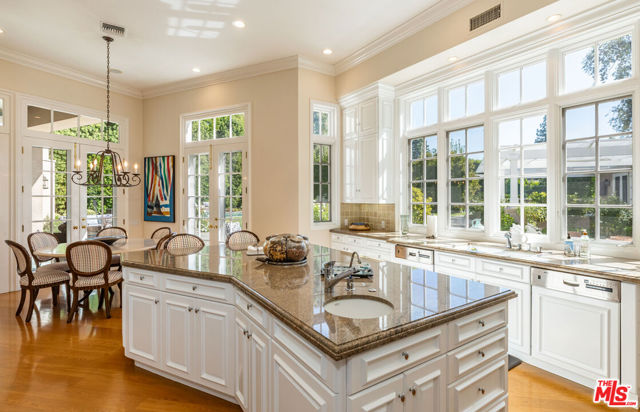 5200 Encino Avenue, Encino CA: https://media.crmls.org/mediaz/bcfcf851-616f-4db7-9804-2e179c3cfff3.jpg