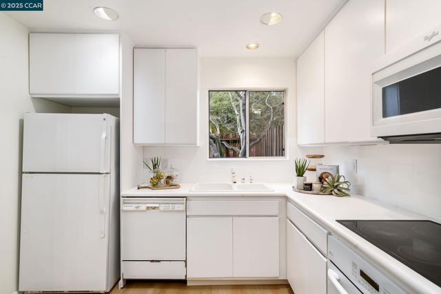 Image 13 of 38 For 101 Ascot Ct  B