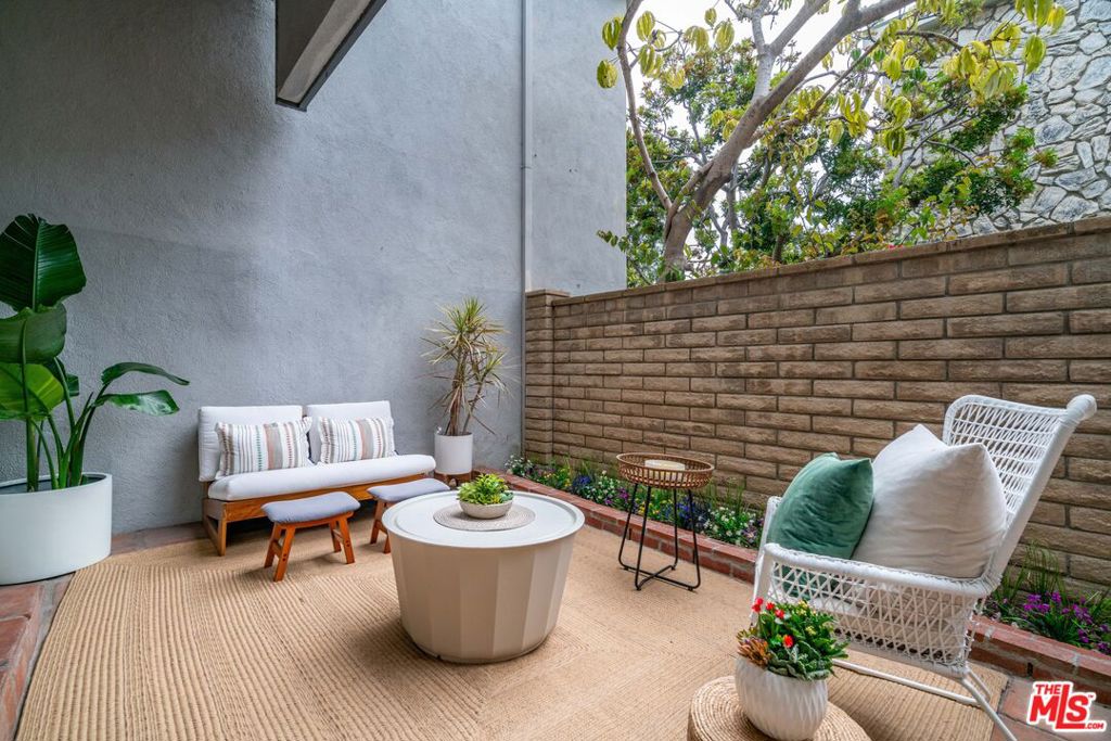 https://media.crmls.org/mediaz/bcfdca48-8912-4915-9e3a-a6e1905b00c6.jpg?preset=X-Large