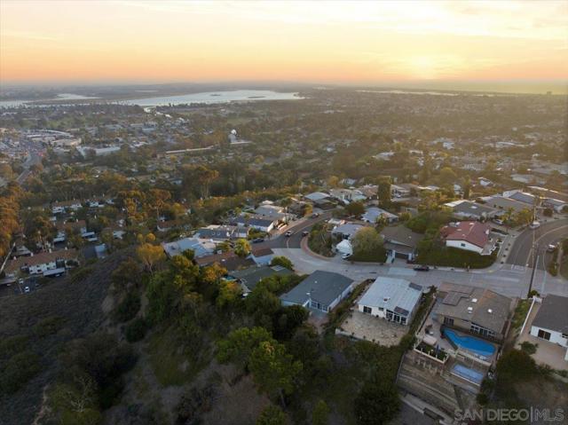 4985 Pacifica, San Diego CA: https://media.crmls.org/mediaz/bcfe4ac3-a6b8-4920-9404-1204f00baa36.jpg