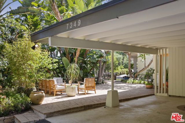 7349 Pacific View Drive, Los Angeles CA: https://media.crmls.org/mediaz/bcfea7d2-f1e3-472e-8fa4-51cf1d91220f.jpg