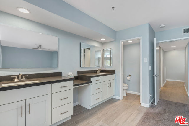 869 Village Square, Palm Springs CA: https://media.crmls.org/mediaz/bcff33cd-bef5-4620-9eff-1b29def0b1a0.jpg