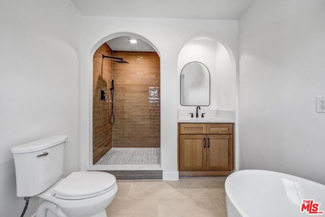3236 Primera Avenue, Los Angeles CA: https://media.crmls.org/mediaz/bd0142a2-0b5b-41d1-86df-33bcdd744bf1.jpg