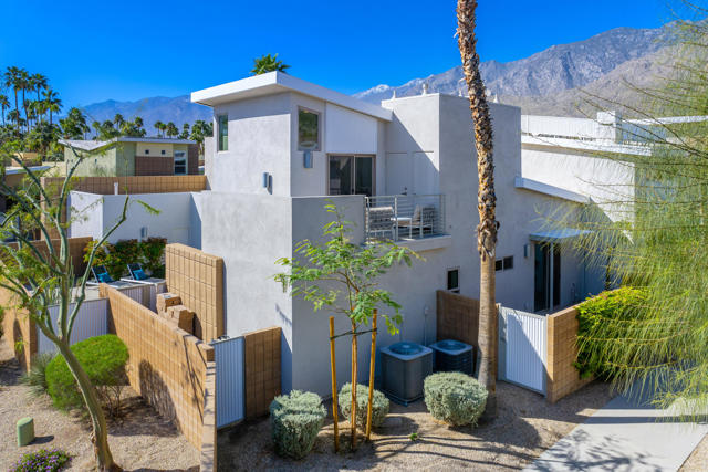 970 Oceo S Circle, Palm Springs CA: https://media.crmls.org/mediaz/bd01fcec-f1ad-4bf7-9ec8-e8d644f365c6.jpg