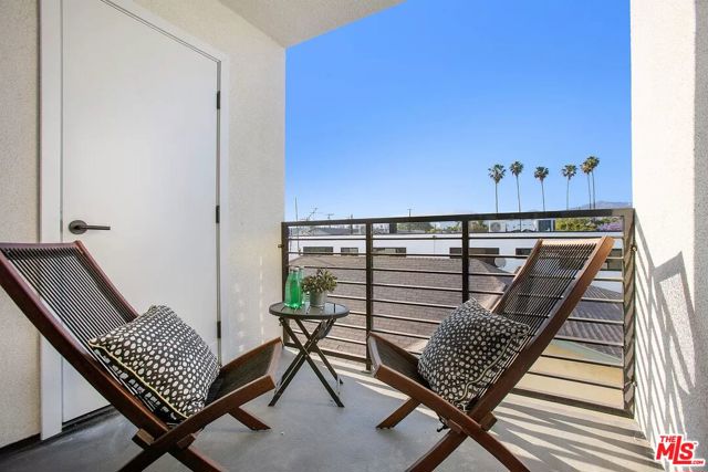 945 N Oxford Avenue, Los Angeles CA: https://media.crmls.org/mediaz/bd02de2a-e254-4e16-8d26-61c1d10f1651.jpg