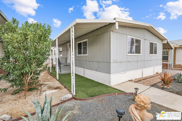 17555 Corkill Rd, Desert Hot Springs CA: https://media.crmls.org/mediaz/bd042cf1-8272-4348-a519-2062338d098b.jpg
