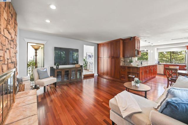 211 Arthur Ct, Danville CA: https://media.crmls.org/mediaz/bd04748f-6f4c-433f-b73d-f98f15e72c61.jpg