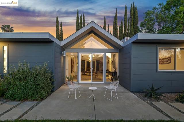 4003 Santa Fe CT, Concord CA: https://media.crmls.org/mediaz/bd053663-00b0-4d0a-b195-c7d6d7613553.jpg