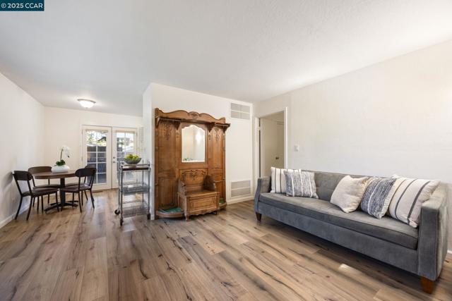 1834 Ivanhoe Ave, Lafayette CA: https://media.crmls.org/mediaz/bd05eb60-576b-4500-8a94-70380f536691.jpg