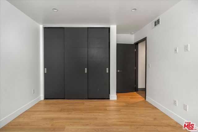616 N FULLER Avenue, Los Angeles CA: https://media.crmls.org/mediaz/bd063dca-b560-412d-89f6-2cd82b942c57.jpg