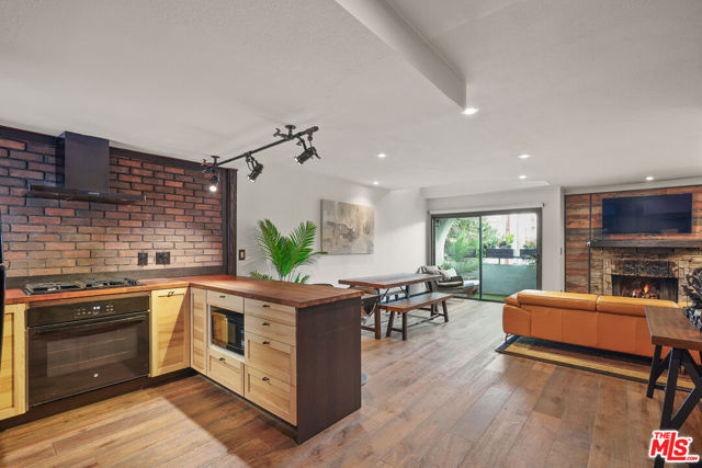 10926 Bluffside Drive, Studio City CA: https://media.crmls.org/mediaz/bd077943-b6ec-41d1-a84d-6a9e73ebaa81.jpg