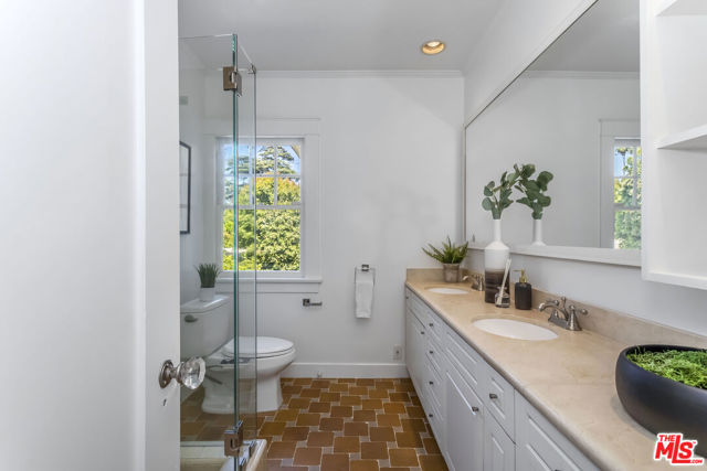 1622 N Orange Grove Avenue, Los Angeles CA: https://media.crmls.org/mediaz/bd077b64-2468-4185-a70f-f10502e60fa9.jpg