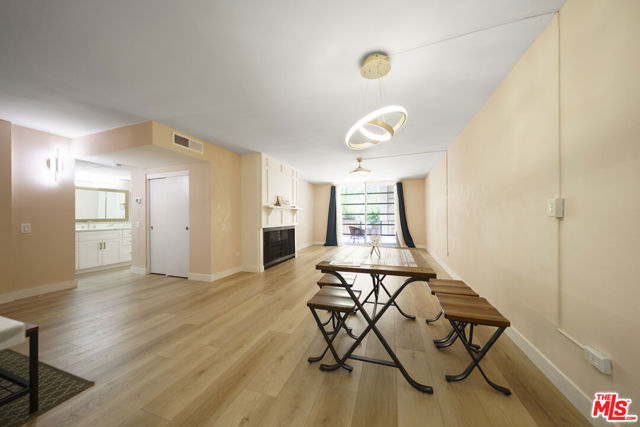 421 S La Fayette Park Place, Los Angeles CA: https://media.crmls.org/mediaz/bd0a013a-7b5b-45cd-86e4-fe5b244c924d.jpg