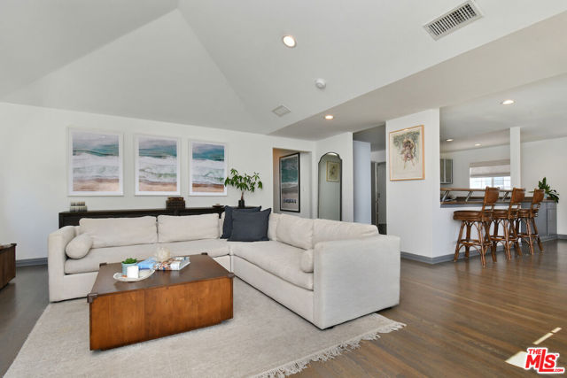 18033 Rosita Street, Encino CA: https://media.crmls.org/mediaz/bd0a03e5-e7bd-4a7c-9d19-31244716e8c5.jpg