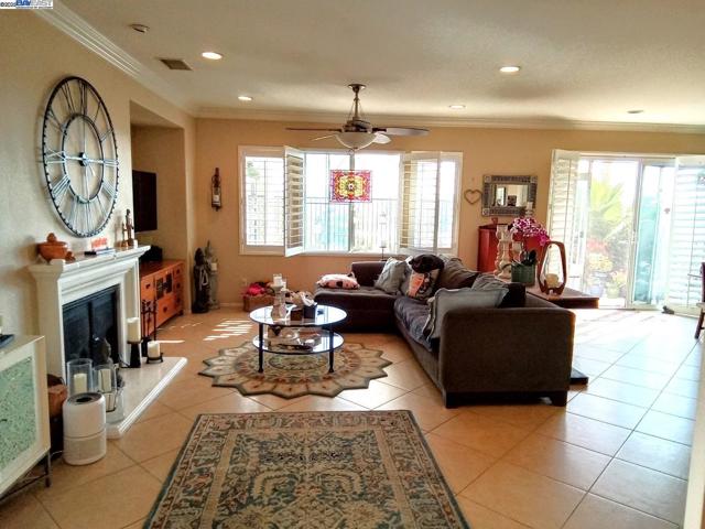 24350 Lorenzo Ln,  CA: https://media.crmls.org/mediaz/bd0b7f33-282a-4a1d-9624-beb7f2d3d118.jpg
