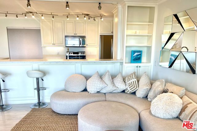 26668 Seagull Way, Malibu CA: https://media.crmls.org/mediaz/bd0b87e4-327d-4043-a248-cc79ac80caf9.jpg