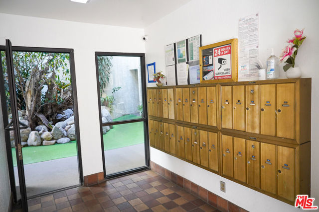 630 N Grand Avenue, Los Angeles CA: https://media.crmls.org/mediaz/bd0c17dd-de48-41b7-a423-eb176d67d60a.jpg