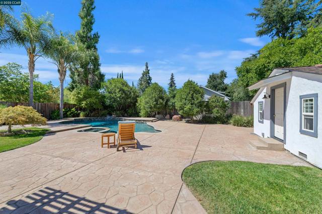 2172 La Salle Dr, Walnut Creek CA: https://media.crmls.org/mediaz/bd0d9c79-4c4c-4c5a-971d-9d27c57b1e65.jpg