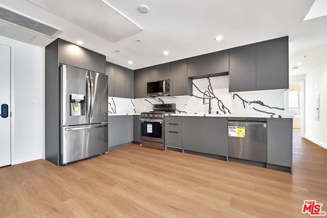 321 S Oxford Avenue, Los Angeles CA: https://media.crmls.org/mediaz/bd0e1cea-6beb-4552-b950-b63da7ccbd82.jpg