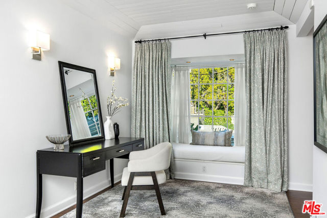 10155 Valley Spring Lane, Toluca Lake CA: https://media.crmls.org/mediaz/bd10111a-75d1-4464-8ead-ba49b263e1e2.jpg