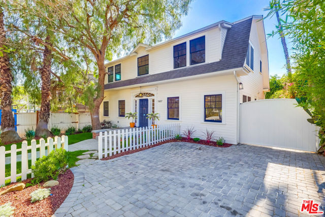 1607 N Vista Street, Los Angeles CA: https://media.crmls.org/mediaz/bd10e54b-ef53-4fec-a485-6d39404fe959.jpg