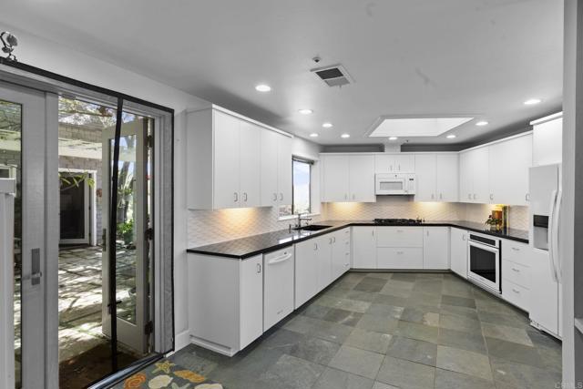 Detail Gallery Image 11 of 34 For 14645 High Valley Rd, Poway,  CA 92064 - 3 Beds | 2/1 Baths