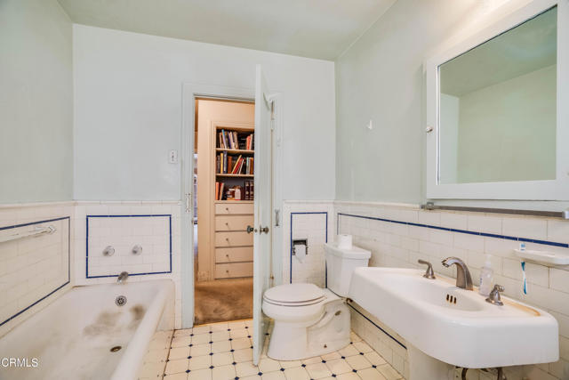 1120 S Burnside Avenue, Los Angeles CA: https://media.crmls.org/mediaz/bd141584-d512-4117-8315-d9c71cf05122.jpg