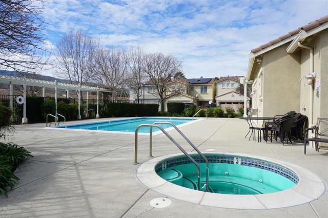 7950 English Oak Circle, Gilroy CA: https://media.crmls.org/mediaz/bd1449ee-7459-487d-abe3-0a043004bcd4.jpg