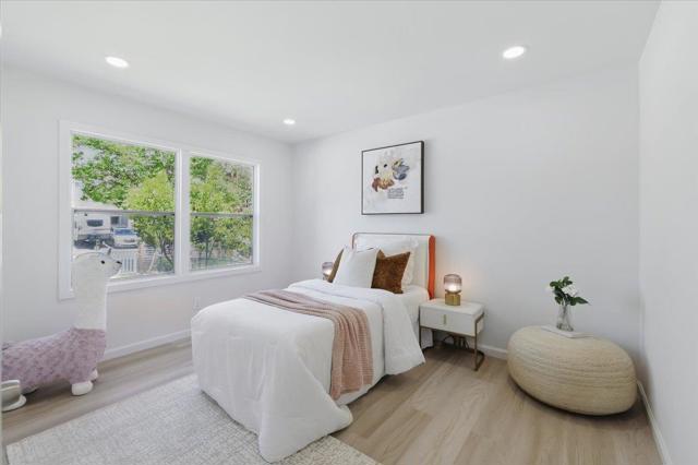 571 Hamilton Avenue, Menlo Park CA: https://media.crmls.org/mediaz/bd148b70-7a0f-4179-8912-cfe95507c27c.jpg