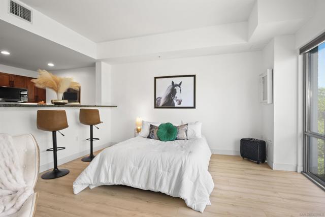 206 Park Blvd, San Diego CA: https://media.crmls.org/mediaz/bd160adb-5d78-460f-a3dc-ac6be9bf2886.jpg