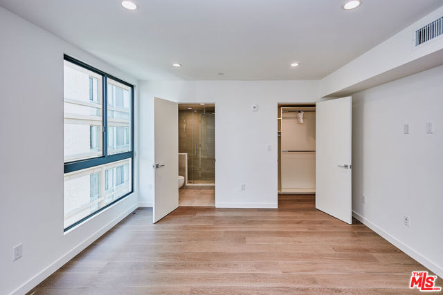 328 N Maple Drive, Beverly Hills CA: https://media.crmls.org/mediaz/bd1662d5-4272-40e0-8694-d3db85ad9538.jpg