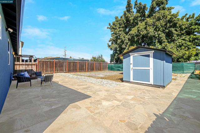10060 Bernhardt Dr, Oakland CA: https://media.crmls.org/mediaz/bd1666d9-ea53-4de1-b717-8090cd5c7a55.jpg